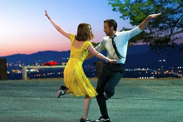 BELAJAR MENARI: Inilah antara adegan yang perlu dilalui Ryan Gosling bersama Emma Stone dalam La La Land. Gosling dikatakan perlu belajar menari dan bermain alat muzik sebelum melakonkannya. - Foto GOLDEN VILLAGE PICTURES