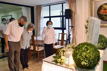 PENGHORMATAN TERAKHIR: Encik Lee Hsien Loong dan isteri, Cik Ho Ching, memberi penghormatan terakhir kepada mendiang Ngiam Tong Dow, disaksikan oleh balu mendiang, Cik Jeanette, semalam. - Foto BH oleh KHALID BABA