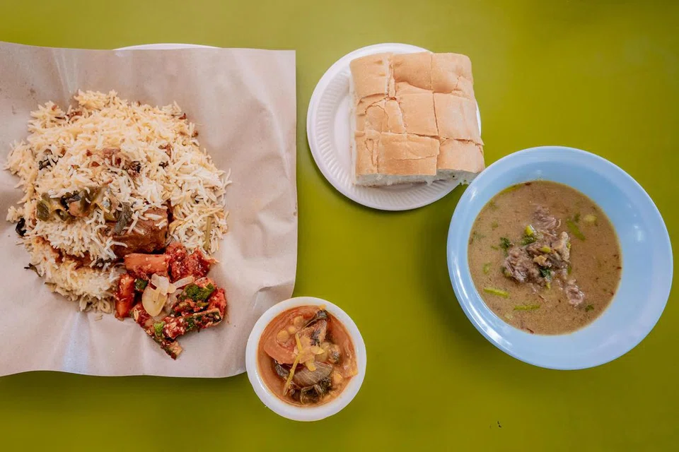 HIDANGAN KEGEMARAN: Beriani daging kambing dan sup kambing yang dimakan bersama roti. 