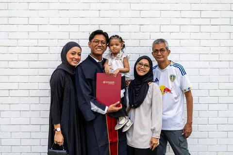 Encik Muhammad Khairi Mohamad Shah (dua dari kiri) akhirnya meraih diploma selepas dibuang dari politeknik 20 tahun lalu. Beliau bersama (dari kiri) isterinya, Cik Jahan Shukor; anaknya, Daanya Inaya Muhammad Khairi; ibunya, Cik Kartini Yayit; dan ayahnya, Encik Mohd Shah Ramlan, semasa majlis tamat pengajiannya di Politeknik Temasek pada 11 Mei.