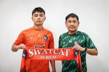 Jared Gallagher (kiri) bergambar dengan jersi Nakhon Ratchasima FC bersama jurulatih pasukan Liga Thai 1 itu,  Surapong Kongthep.