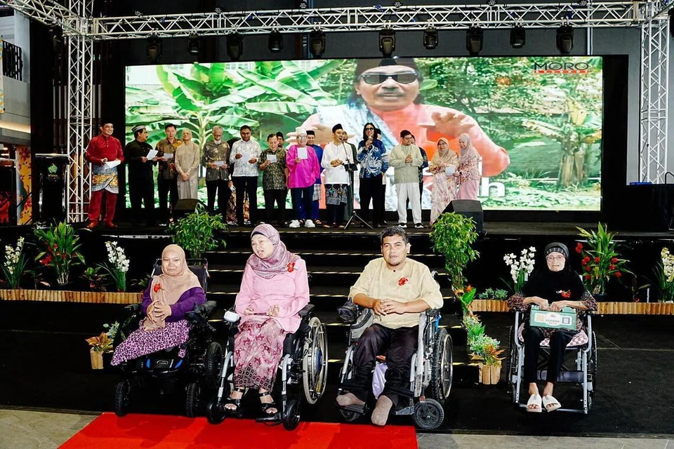 Semasa Majlis Pengagihan Sinar Ramadan anjuran TAA dengan kerjasama Maybank, yang menghulurkan bantuan kewangan sebanyak $500 bagi setiap isi rumah kepada keluarga memerlukan, beberapa persembahan turut diadakan dengan tetamu dijemput naik ke pentas. Para penerima bantuan berbaris di barisan hadapan untuk bergambar.