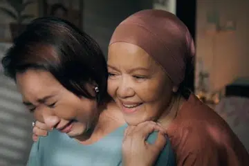 GANDINGAN MANTAP: Telefilem Hari Raya Haji, ‘Mencari Hajar’, mengetengahkan kisah wanita yang dilahirkan sebagai bayi Cina tetapi diserahkan kepada keluarga Melayu dan dijayakan oleh dua pelakon Singapura yang ikonik, Sharon Ismail (kiri) dan Nora Samosir.