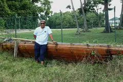 WARISAN PULAU: Encik Mohamed Fawzi Mohamed Nasir bergambar dengan kolek di Bendera Bay, Pulau St John, dahulu dikenali sebagai Pulau Sekijang Bendera. Kolek itu disumbang keluarganya dan dibawa dari kampung di Pulau Sugi, Riau, sebagai melambangkan warisan budaya Melayu di Pulau St John.
