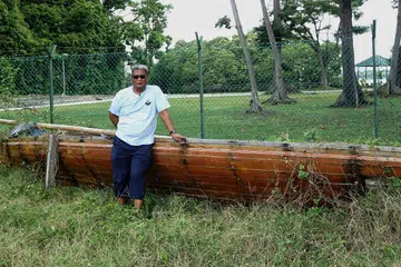 WARISAN PULAU: Encik Mohamed Fawzi Mohamed Nasir bergambar dengan kolek di Bendera Bay, Pulau St John, dahulu dikenali sebagai Pulau Sekijang Bendera. Kolek itu disumbang keluarganya dan dibawa dari kampung di Pulau Sugi, Riau, sebagai melambangkan warisan budaya Melayu di Pulau St John.