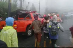 Pasukan penyelamat membawa mangsa tanah runtuh yang melanda Pekalongan, Jawa Tengah pada 21 Januari.