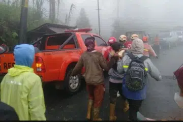 Pasukan penyelamat membawa mangsa tanah runtuh yang melanda Pekalongan, Jawa Tengah pada 21 Januari.
