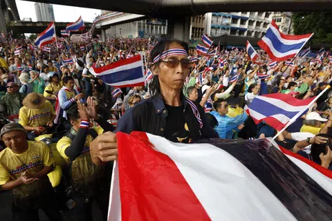 Penunjuk perasaan menghadiri perhimpunan anti-kerajaan yang mendesak peletakan jawatan Perdana Menteri Thailand di Tugu Kemenangan, Bangkok, Thailand, pada 28 Jun 2025. Penunjuk perasaan anti-Shinawatra mengadakan perhimpunan susulan kebocoran rakaman audio perbualan telefon Perdana Menteri Paetongtarn Shinawatra dengan bekas Perdana Menteri Kemboja, Hun Sen, berkenaan pertikaian sempadan antara kedua-dua negara.