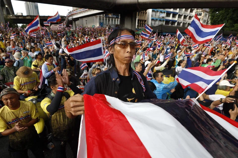 Penunjuk perasaan menghadiri perhimpunan anti-kerajaan yang mendesak peletakan jawatan Perdana Menteri Thailand di Tugu Kemenangan, Bangkok, Thailand, pada 28 Jun 2025. Penunjuk perasaan anti-Shinawatra mengadakan perhimpunan susulan kebocoran rakaman audio perbualan telefon Perdana Menteri Paetongtarn Shinawatra dengan bekas Perdana Menteri Kemboja, Hun Sen, berkenaan pertikaian sempadan antara kedua-dua negara.