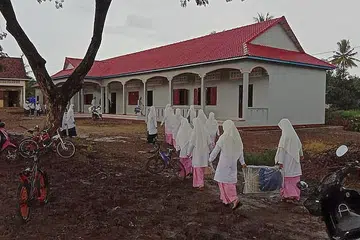 BANTU BINA SEKOLAH: Sekolah Rokapopram yang menelan belanja hampir $224,000 untuk dibangunkan, mempunyai dua bangunan dengan 12 bilik darjah. Sekolah ini sebahagian daripada rangkaian sekolah An-Nikmah di bawah naungan Pejabat Mufti Kemboja. Di sini mata pelajaran diseragamkan dari peringkat tadika, sekolah rendah, menengah dan prauniversiti oleh Pejabat Mufti. Pelajar yang lulus prauniversiti dihantar ke universiti di Malaysia, Mesir dan Jordan. - Foto-foto ihsan ISA KAMARI