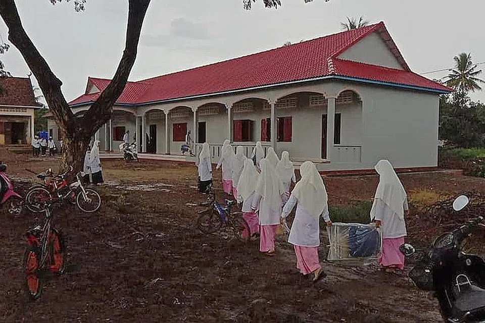 BANTU BINA SEKOLAH: Sekolah Rokapopram yang menelan belanja hampir $224,000 untuk dibangunkan, mempunyai dua bangunan dengan 12 bilik darjah. Sekolah ini sebahagian daripada rangkaian sekolah An-Nikmah di bawah naungan Pejabat Mufti Kemboja. Di sini mata pelajaran diseragamkan dari peringkat tadika, sekolah rendah, menengah dan prauniversiti oleh Pejabat Mufti. Pelajar yang lulus prauniversiti dihantar ke universiti di Malaysia, Mesir dan Jordan. - Foto-foto ihsan ISA KAMARI