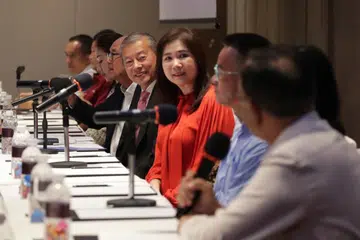 SIDANG MEDIA: Encik George Goh dan isteri, Cik Lysa Sumali, didampingi panel 10 anggota yang digelar ‘Jantung Singapura’ (Heart of Singapore) terdiri daripada antara lain penjaja, peniaga, bekas pesalah dan atlet kurang upaya.
