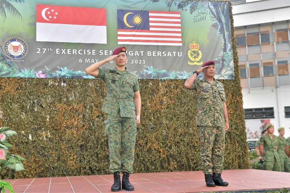 Mejar Jeneral David Neo (kiri) dan Jeneral Datuk Seri Mohammad bin Ab Rahman merasmikan bersama latihan Semangat Bersatu.