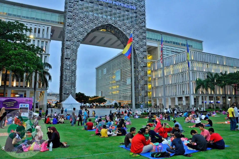 Dataran Putrajaya atau juga dipanggil Laman Berbuka Puasa akan dipenuhi pengunjung pada setiap kali Ramadan bagi merasai kemeriahan berbuka puasa di kawasan lapang beramai-ramai.