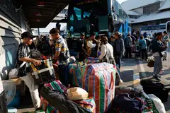 Penumpang membawa barangan menaiki bas untuk pulang ke kampung halaman sempena cuti Songkran di terminal bas Mo Chit, Bangkok, Thailand pada 10 April 2026. Kenaikan harga bahan api menjejaskan perbelanjaan awam di seluruh negara semasa Tahun Baharu tradisional Thai itu, yang dijangka merosot 3.7 peratus berbanding 2025 akibat lonjakan harga minyak, inflasi dan kos sara hidup yang tinggi, selain sektor pelancongan turut terkesan oleh perang di Asia Barat, menurut Pusat Ramalan Ekonomi dan Perniagaan Dewan Perniagaan Thailand.