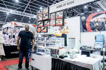 MEMANDANG KE HADAPAN: Encik Mohamed Borhan Mohamed Jaafar memulakan perniagaan Home of Sushi tahun lalu dan bagi memastikan kecekapan pengeluarannya beliau mendapatkan robot.- Foto-foto BM oleh NUR DIANA TAHA