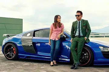 TONTON BERSAMA: Saksikan antara lain filem romantik 'Dubai My Love' (atas) dan 'Anugerah Juara Lagu ke-31' Raya ini. - Foto STARHUB