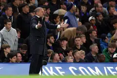 Jurulatih Tottenham, Ange Postecoglou, kini kelihatan lebih terasing daripada penyokongnya sendiri.