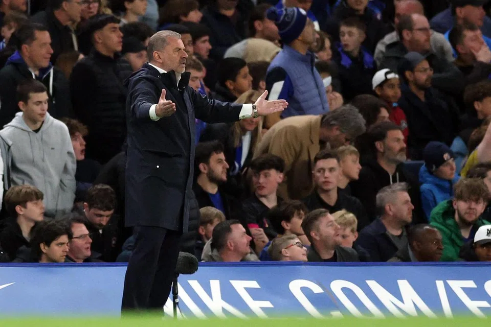 Jurulatih Tottenham, Ange Postecoglou, kini kelihatan lebih terasing daripada penyokongnya sendiri.