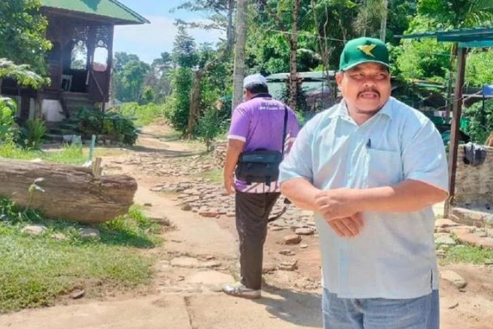 Pengerusi Jawatankuasa Perumahan, Kerajaan Tempatan dan Kesihatan Kedah, Encik Mansor Zakaria (kanan) meninjau tapak perkhemahan di Yan, Kedah, yang menyebabkan 39 pelajar dan kakitangan sebuah sekolah dijangkiti wabak misteri.