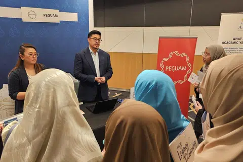 Rakan kongsi di Eldan Law LLP dan juga Pengerusi PEGUAM, Encik Imran Rahim (dua dari kiri), memberi pencerahan tentang usaha PEGUAM kepada para asatizah.