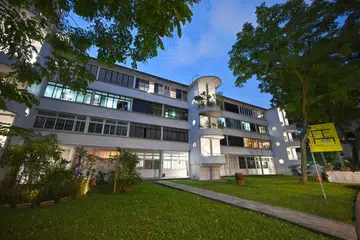 CAPAI HARGA REKOD BARU: Sebuah flat gabungan seluas 176 meter persegi di Moh Guan Terrace di Tiong Bahru mencapai harga rekod baru jualan semula setinggi $1.5 juta pada Jun, meskipun ia hanya mempunyai baki pajakan 48 tahun.