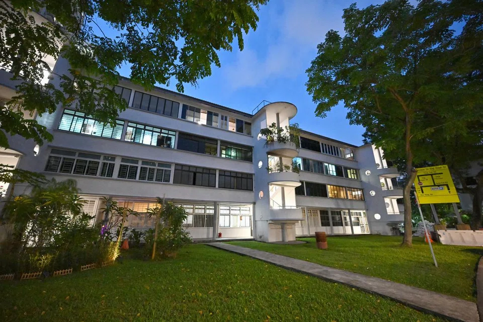 CAPAI HARGA REKOD BARU: Sebuah flat gabungan seluas 176 meter persegi di Moh Guan Terrace di Tiong Bahru mencapai harga rekod baru jualan semula setinggi $1.5 juta pada Jun, meskipun ia hanya mempunyai baki pajakan 48 tahun.