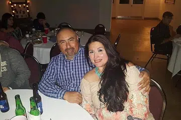 24 TAHUN BERSAMA: Encik Joe Garcia meninggal dunia selepas pulang dari menghantar bunga ke tempat peringatan untuk isterinya, Cik Irma Garcia, yang terbunuh melindungi muridnya semasa pembunuhan beramai-ramai di sekolah rendah Texas. - Foto TWITTER JOHN MARTINEZ