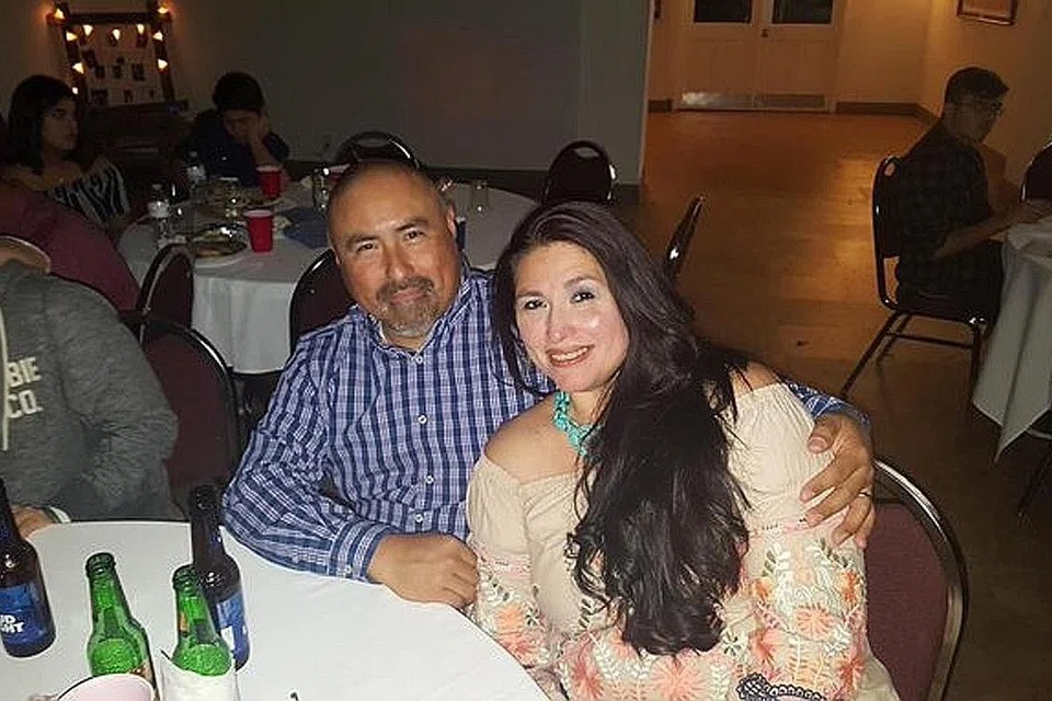 24 TAHUN BERSAMA: Encik Joe Garcia meninggal dunia selepas pulang dari menghantar bunga ke tempat peringatan untuk isterinya, Cik Irma Garcia, yang terbunuh melindungi muridnya semasa pembunuhan beramai-ramai di sekolah rendah Texas. - Foto TWITTER JOHN MARTINEZ