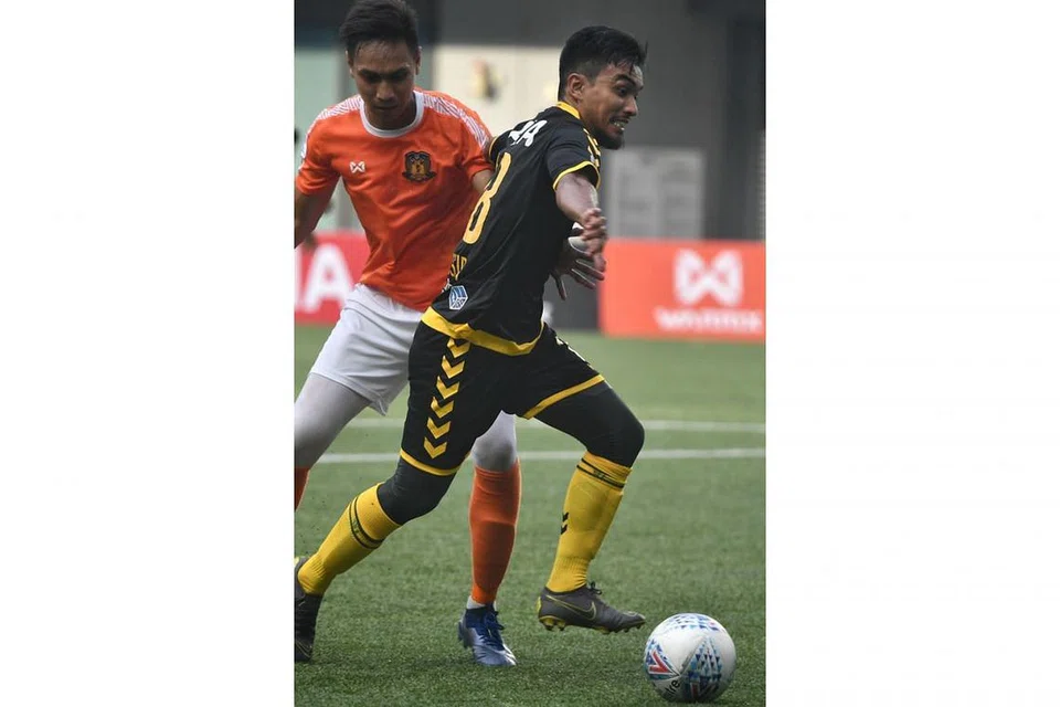 DIBUANG PADANG: Yasir Hanapi (depan) dibuang padang selepas menerima dua kad kuning. - Foto BH oleh ARIFFIN JAMAR