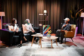 Dyn Norahim berkongsi harapannya untuk menjadi ‘suara agama’ menerusi jenama barunya, Soutudeen bersama wartawan Berita Harian, Cik Shiqin Ramadan (kiri) dan juga penerbit dan penyampai podcast, Cik Natasha Mustafa.