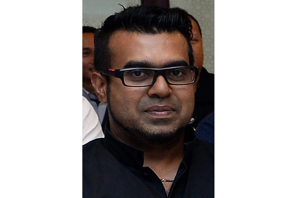 SUASANA HIBA: Jenazah ejen hartanah terkenal, Encik Mohamed Gazali Aspar (gambar atas), diusung bagi perjalanan ke pusara selepas disolatkan di Masjid Al Istighfar semalam.