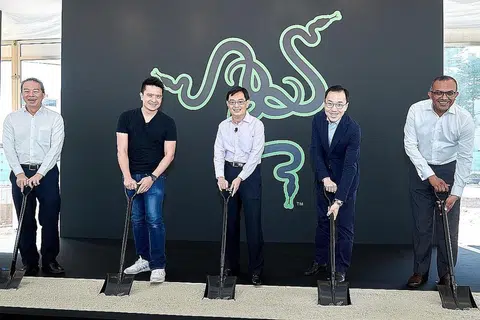 BINA BANGUNAN 'BIJAK': (Dari kiri) CEO JTC, Encik Ng Lang; CEO Razer, Encik Tan Min-Liang; Menteri Kewangan, Encik Heng Swee Keat; Pengerusi EDB, Dr Beh Swan Gin dan Penolong Pengarah Urusan EDB, Encik Kiren Kumar dalam majlis pembetonan HQ Razer di One-North semalam. - Foto RAZER