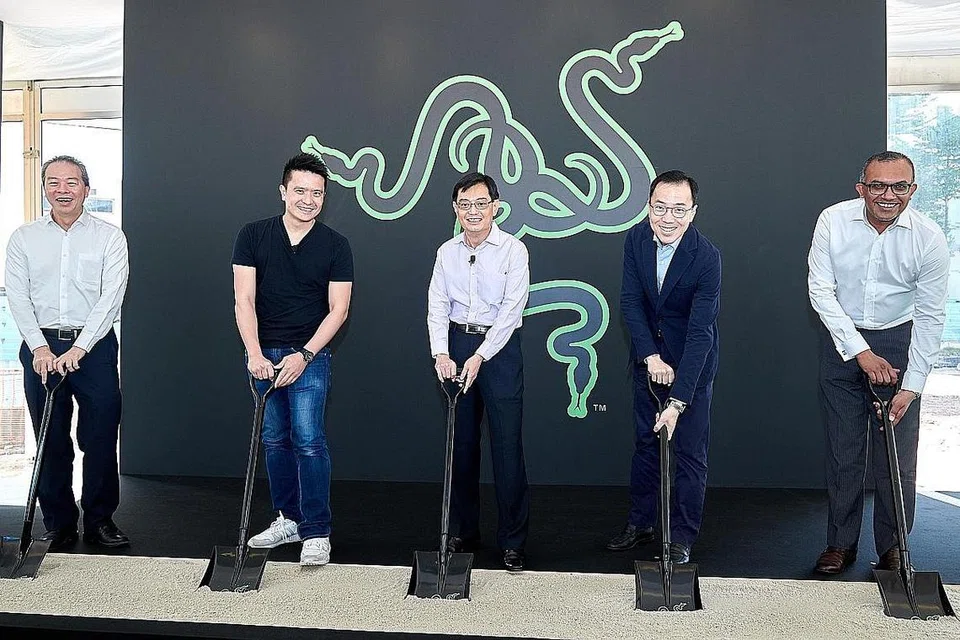 BINA BANGUNAN 'BIJAK': (Dari kiri) CEO JTC, Encik Ng Lang; CEO Razer, Encik Tan Min-Liang; Menteri Kewangan, Encik Heng Swee Keat; Pengerusi EDB, Dr Beh Swan Gin dan Penolong Pengarah Urusan EDB, Encik Kiren Kumar dalam majlis pembetonan HQ Razer di One-North semalam. - Foto RAZER