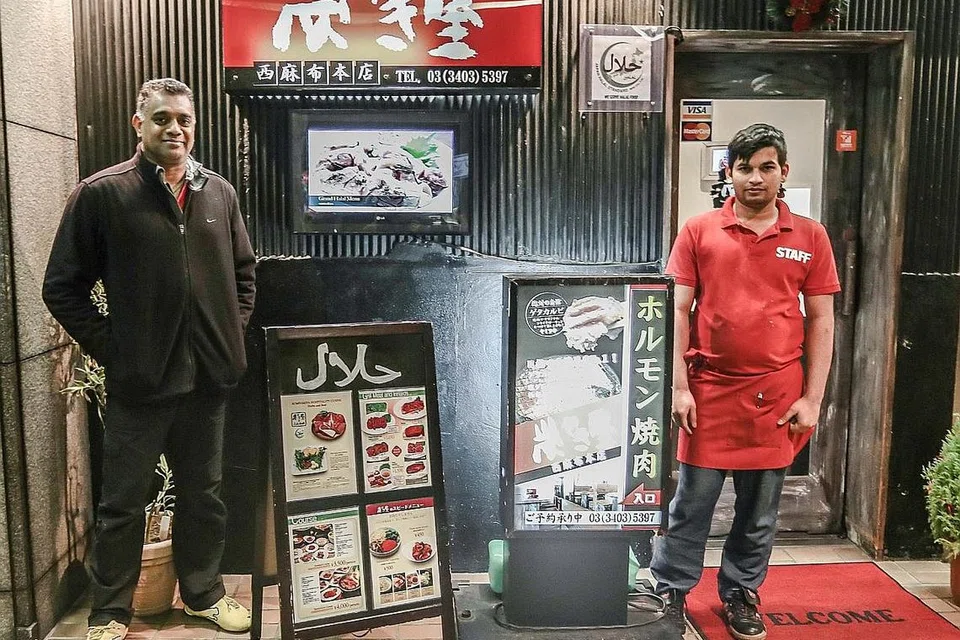 PIKAT PELANGGAN MUSLIM: Restoran di Jepun berusaha menyediakan makanan halal bagi menarik pelancong Muslim ke negara itu. - Foto-foto MUHAMMAD IZWAN 