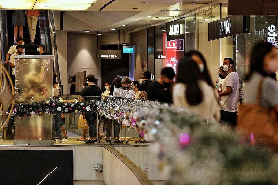 LEBIH RANCAK: Perniagaan peruncit dijangka lebih terangsang, dengan had kapasiti bagi pusat beli-belah dan kedai kendiri besar ditambah kerana ruang bagi setiap orang dikurangkan kepada 8 meter persegi daripada 10 meter persegi. - Foto BH oleh JOEL CHAN