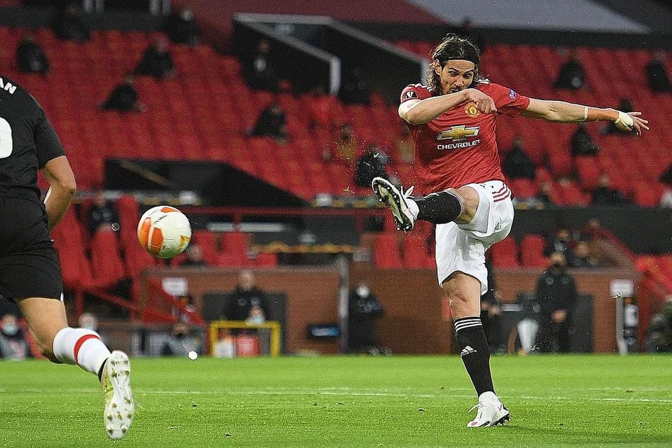 GOL PERTAMA: Rembatan penyerang Manchester United, Edinson Cavani, menghasilkan gol pembukaan dalam perlawanan suku akhir Liga Europa, menentang Granada di stadium Old Trafford. - Foto AFP