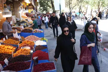 Penduduk Iran membeli-belah di Grand Bazaar Tehran, Iran, pada 29 September 2025. Tiga negara Eropah iaitu Perancis, Jerman dan United Kingdom  telah mengaktifkan mekanisme yang mengembalikan semula sekatan Pertubuhan Bangsa-Bangsa Bersatu (PBB) terhadap Republik Islam Iran buat pertama kali dalam tempoh sedekad, yang berkuat kuasa pada 28 September 2025. Sekatan ini dikenakan semula melalui proses yang dikenali sebagai “snapback” selepas cadangan untuk meneruskan kelonggaran sekatan bagi Iran di bawah perjanjian nuklear 2015 ditolak dalam Majlis Keselamatan PBB. Iran kini berdepan inflasi dan kesulitan ekonomi akibat sekatan Amerika Syarikat serta kuasa Barat.