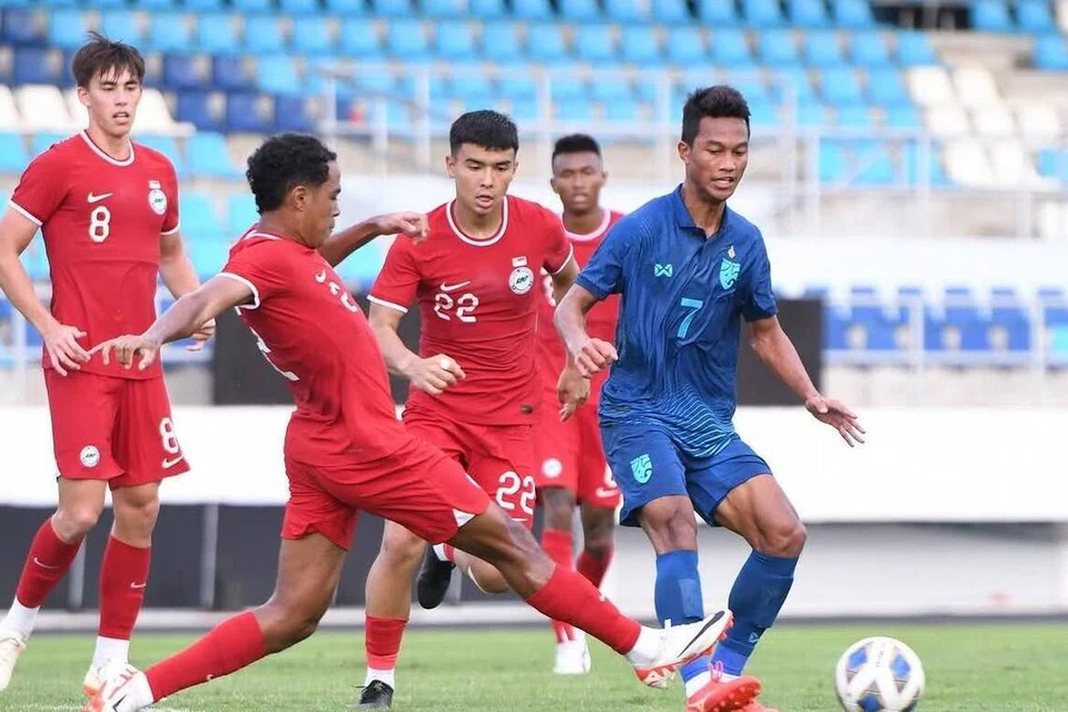 Pemain sayap, Haziq Kamarudin (dua dari kiri), merebut bola ketika beraksi sambil disaksikan rakan sepasukan termasuk Harhys Stewart (kiri) semasa kelayakan Piala Asia AFC Bawah 23 Tahun pada 2023. Panggilan ke skuad senior Singapura pada 2026 menjadi detik bermakna selepas bertahun-tahun berjuang di peringkat belia.