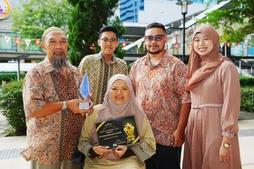Encik Suyasman Haji Yadoni (kiri) meninggalkan kerjaya sebagai jurutera kelautan pada 2020 untuk menjaga isteri, Cik Sarimah Mensari (duduk), yang menjalani amputasi kaki serta bapa mentua yang uzur, sambil membimbing anak-anaknya menjadi lebih berdikari. Penerima Anugerah Bapa Cemerlang ini bergambar bersama Cik Marini Murni Mohd Alias (kanan), tunang anak sulungnya, Encik Abdurrahman Suyasman (dua dari kanan) dan anak bongsu, Encik Abdarrahim Suyasman.