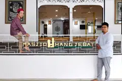 TINGKAT KESEDARAN: Pegawai Komunikasi Pemasaran (Marcomm) Masjid Hang Jebat, Ustaz Suhaili Sirat (kiri); Pegawai Agama Masjid (MRO) dan Ketua Jabatan Masjid Hang Jebat, Ustaz Muhassan Ariffin (kanan); dan Penolong MRO, Ustaz Syed Ali Hamid Alkaff (tiada dalam gambar), berharap dapat meningkatkan pengetahuan masyarakat tentang Masjid Hang Jebat menerusi media sosial.