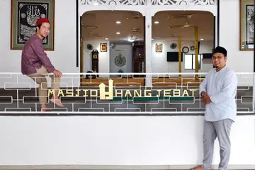 TINGKAT KESEDARAN: Pegawai Komunikasi Pemasaran (Marcomm) Masjid Hang Jebat, Ustaz Suhaili Sirat (kiri); Pegawai Agama Masjid (MRO) dan Ketua Jabatan Masjid Hang Jebat, Ustaz Muhassan Ariffin (kanan); dan Penolong MRO, Ustaz Syed Ali Hamid Alkaff (tiada dalam gambar), berharap dapat meningkatkan pengetahuan masyarakat tentang Masjid Hang Jebat menerusi media sosial.