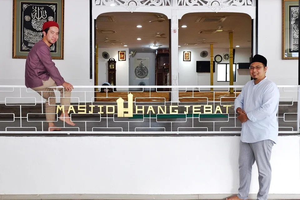 TINGKAT KESEDARAN: Pegawai Komunikasi Pemasaran (Marcomm) Masjid Hang Jebat, Ustaz Suhaili Sirat (kiri); Pegawai Agama Masjid (MRO) dan Ketua Jabatan Masjid Hang Jebat, Ustaz Muhassan Ariffin (kanan); dan Penolong MRO, Ustaz Syed Ali Hamid Alkaff (tiada dalam gambar), berharap dapat meningkatkan pengetahuan masyarakat tentang Masjid Hang Jebat menerusi media sosial.