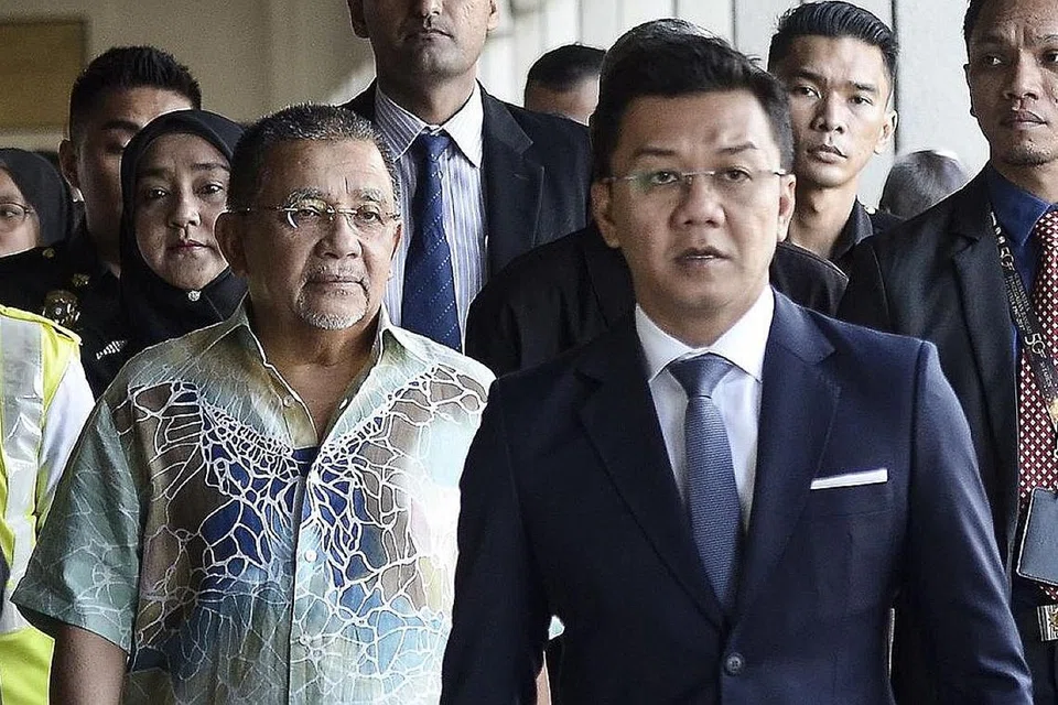  TIDAK MENGAKU SALAH: Tan Sri Mohd Isa (kiri) tiba di Kompleks Mahkamah Kuala Lumpur berhubung kes pembelian hotel oleh Felda Investment Corporation (FIC) semalam. - Foto MALAY MAIL