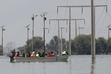 DITENGGELAMI AIR: Tentera Pakistan menyelamatkan penduduk ke kawasan yang lebih tinggi di daerah Jamshoro, wilayah Sindh, Pakistan, kelmarin. - Foto EPA-EFE