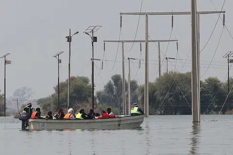 DITENGGELAMI AIR: Tentera Pakistan menyelamatkan penduduk ke kawasan yang lebih tinggi di daerah Jamshoro, wilayah Sindh, Pakistan, kelmarin. - Foto EPA-EFE
