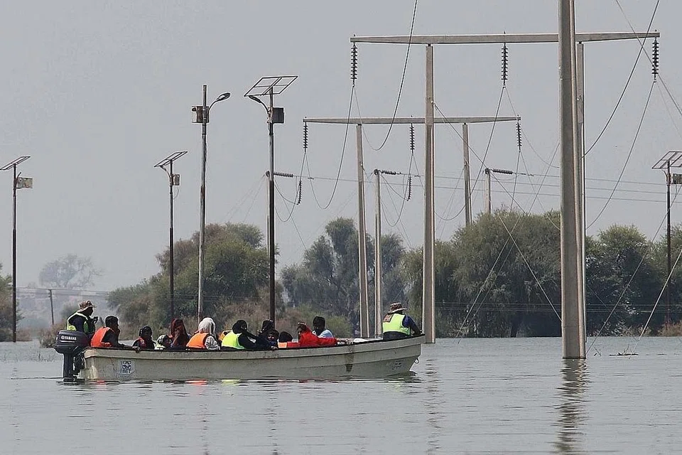 DITENGGELAMI AIR: Tentera Pakistan menyelamatkan penduduk ke kawasan yang lebih tinggi di daerah Jamshoro, wilayah Sindh, Pakistan, kelmarin. - Foto EPA-EFE