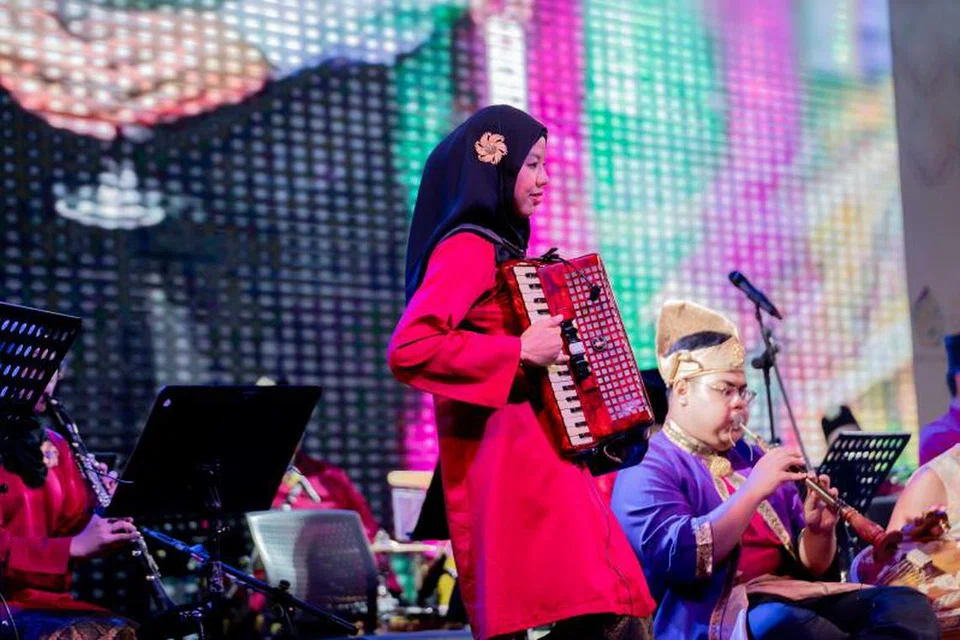 Pengarah muzik dan pemimpin Gendang Akustika, Syafiqah  ‘Adha Sallehin, mencipta beberapa lagu tentang Singapura dan kejiranan di sini yang sesuai menjadi santapan halwa telinga sempena Hari Kebangsaan yang bakal diraikan.