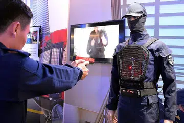 TEKNOLOGI BARU: ASP Tan menunjukkan Sistem Latihan Taktikal Interaktif baru, yang mungkin digunakan pegawai Spear pada masa akan datang. - Foto-foto ZAINAL YAHYA