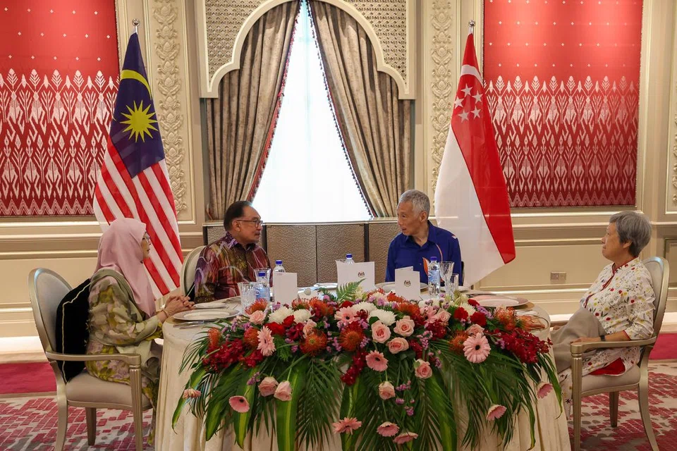  Perdana Menteri Malaysia, Datuk Seri Anwar Ibrahim (dua dari kiri) dan isteri, Datuk Seri Dr Wan Azizah Ismail (kiri) bersama Menteri Kanan, Encik Lee Hsien Loong (dua dari kanan) dan isterinya, Cik Ho Ching (kanan) di jamuan tengah hari di Seri Perdana pada 21 Julai.